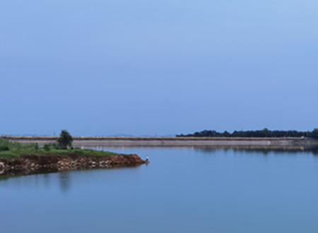 AI視頻聯(lián)網(wǎng)報(bào)警系統(tǒng)提示：湖景雖美，但請遠(yuǎn)離堤岸|峨眉山|峨秀湖