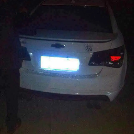 夜間安裝的車輛道閘監(jiān)控?cái)z像頭無法識(shí)別車牌，出現(xiàn)反光、白光的情況，應(yīng)該如何處理